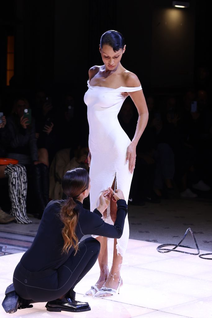 Bella Hadid durante el desfile de Coperni Primavera/Verano 2023, celebrado en el marco de la Semana de la Moda de París, el 30 de septiembre de 2022.