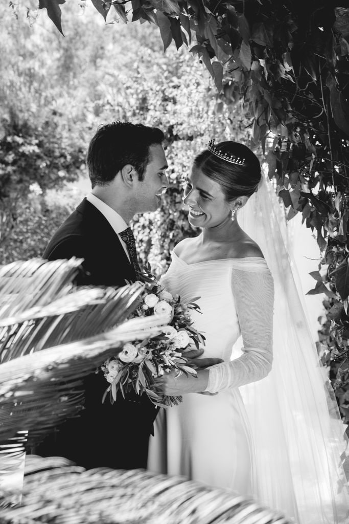 Novia con tiara y perlas