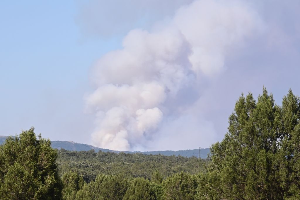 Continúa el incendio originado en La Mierla