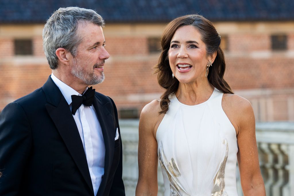 Mary de Dinamarca, radiante de blanco y dorado en la publicación de un nuevo retrato de su marido, el rey Federico X