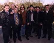 Gila, Marianico el Corto, Juan Muñoz (Cruz y Raya), los hermanos Calatrava, entre otros, en el funeral del humorista Eugenio en 2001