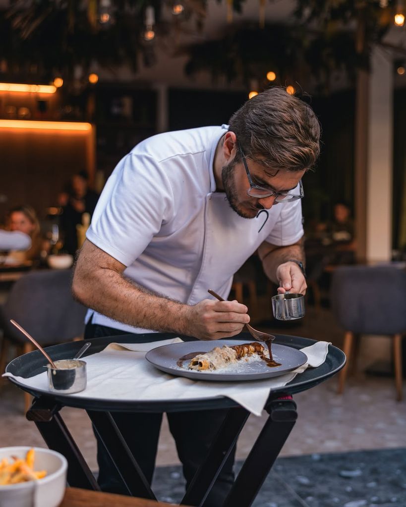 El chef gaditano Álvaro Vela está al frente de la oferta gastronómica del Hotel Olom, y despliega sobre todo su creatividad el el restaurante Ettu.