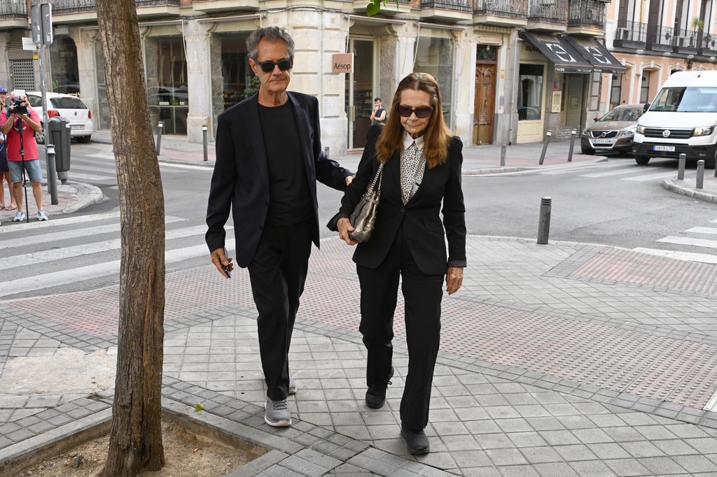 Ramón Arcusa, acompañado de su mujer Shura Hallo, llega a la SGAE para dedpedir a su amigo y compañero Manolo de la Calva