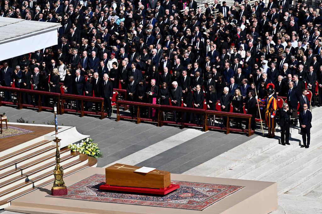 El libro del Evangelio abierto sobre el féretro del Papa Francisco