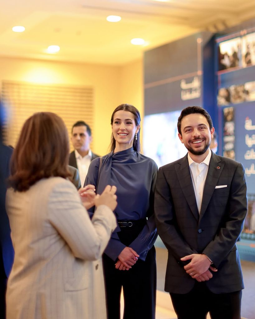 Rajwa de Jordania con su marido Al Hussein bin Abdullah II en el Tawasol Forum, 2026.