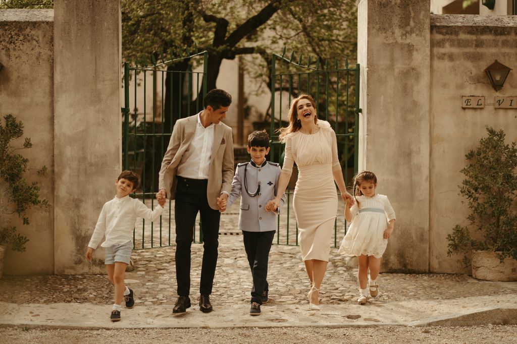 El hijo mayor de Víctor Janeiro y Beatriz Trapote hace la Primera Comunión: todos los detalles y las fotos de un día inolvidable