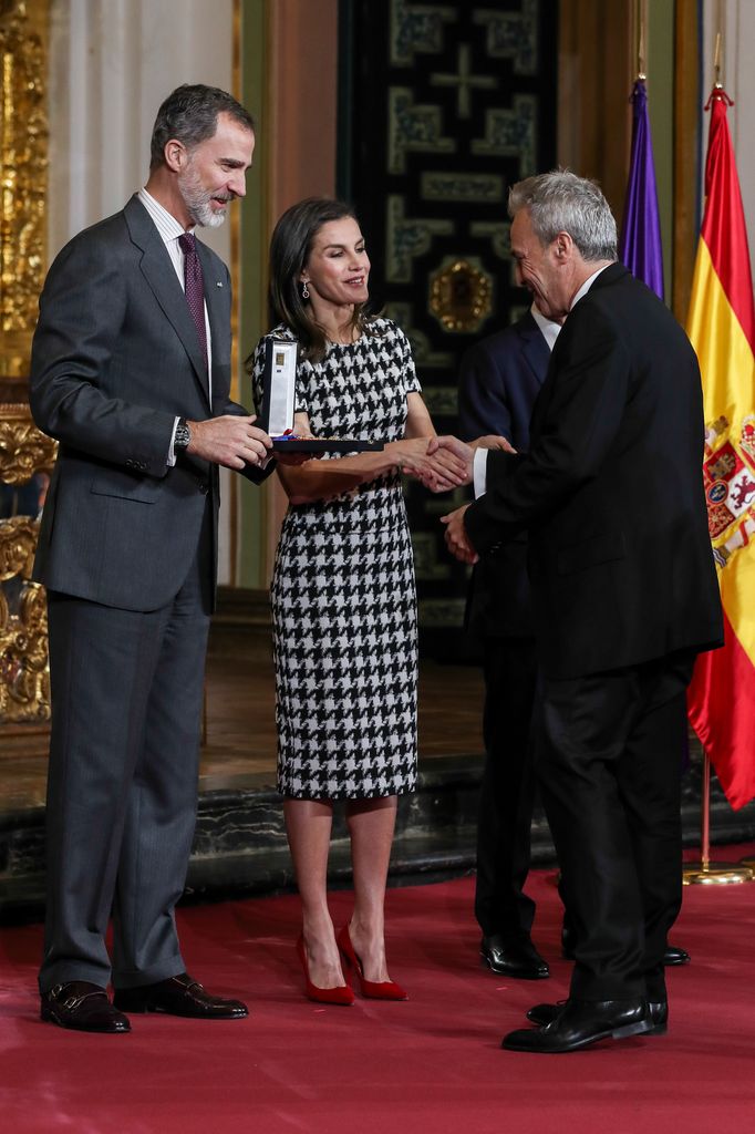 reyes Felipe y Letizia en otorgando una medalla de Oro a David Summers