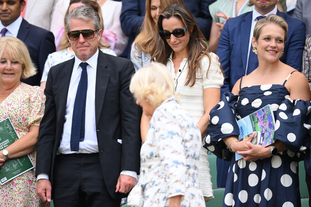 Hugh Grant y Anna Elisabet Eberstein