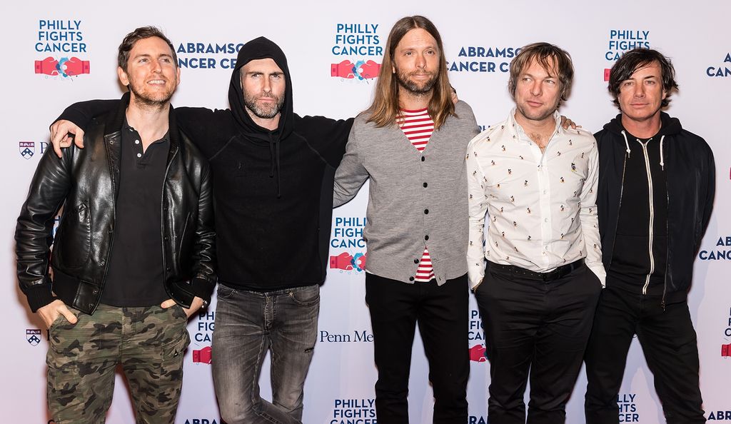 De izquierda a derecha, Jesse Carmichael, Adam Levine, James Valentine, Mickey Madden y Matt Flynn de Maroon 5 en 2018. 