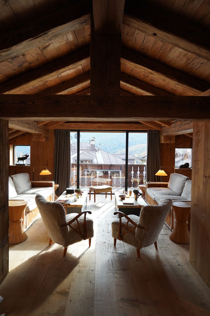 Ioanna Marinopoulos nos abre las puertas de este espectacular chalet de montaña alojado en Cortina en el momento más oportuno; la celebración de los Juegos Olímpicos de Invierno Milano/Cortina 2026