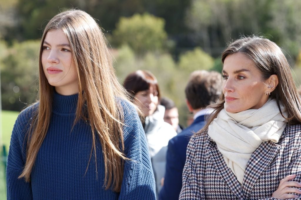 Primer plano de la Infanta Sofía y la Reina Letizia durante su visita a Sotres