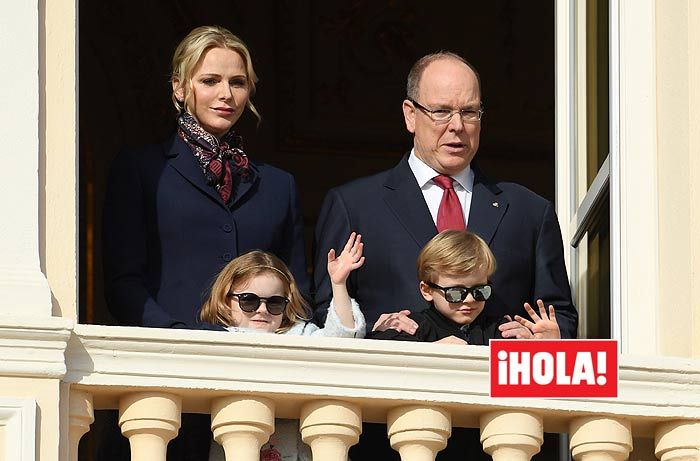 Charlene de Mónaco con su familia