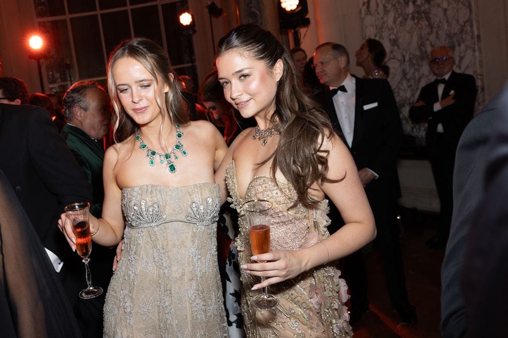 Lady Araminta Spencer-Churchill, con diseño de Giorgio Armani Privé, y Ella Wadia, Elie Saab Haute Couture