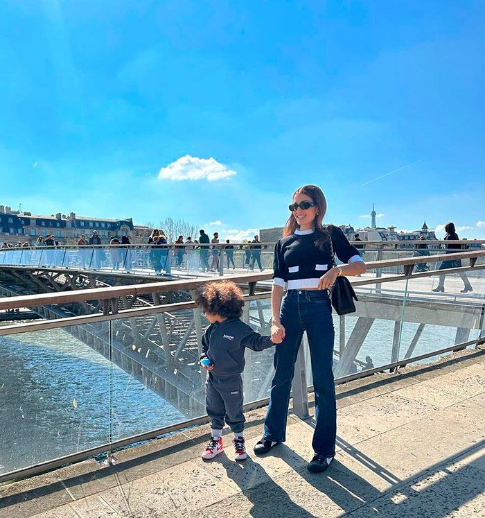 Hiba Abouk con su hijo Amín, de tres años