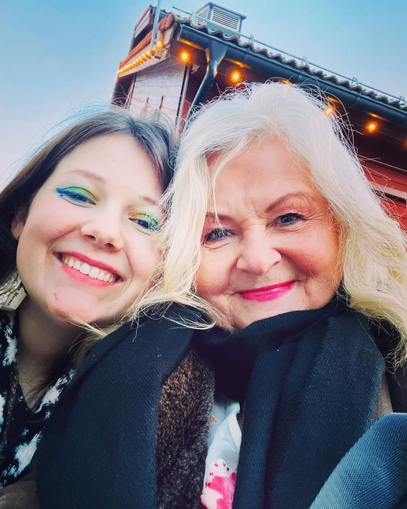 La madre de Ari Behn con su nieta mayor