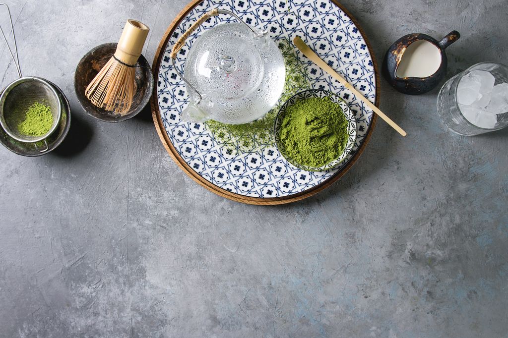 Set de té matcha con tetera, tazas y polvo matcha