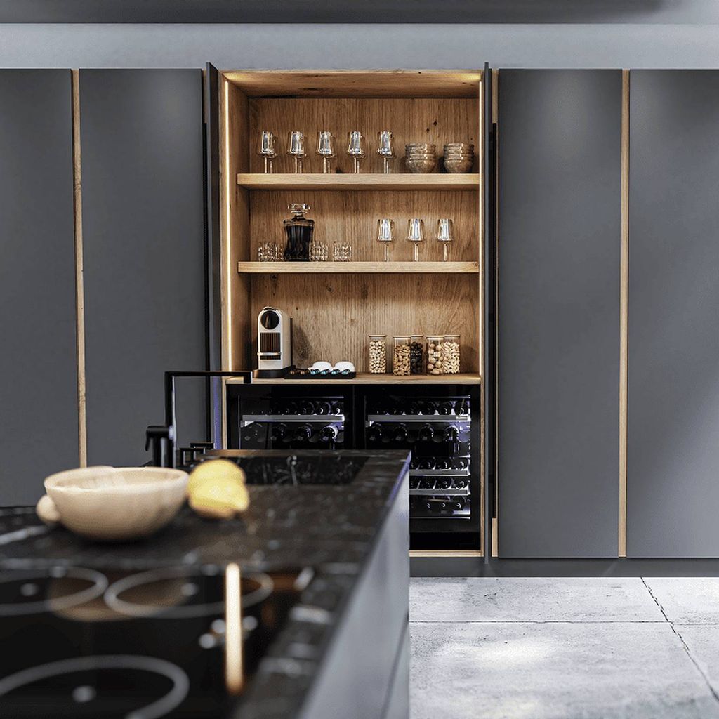 Cocina negra con mueble desayunador de madera