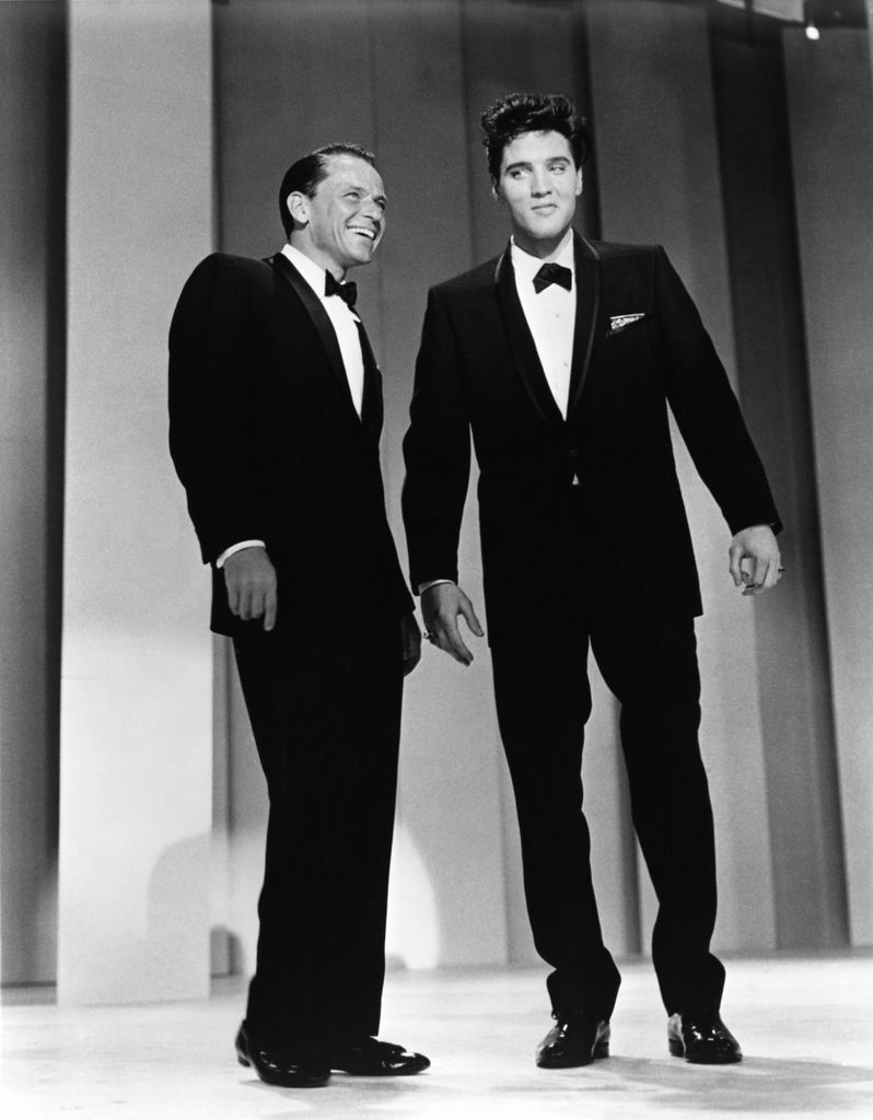 Frank Sinatra recibe a Elvis Presley en su programa de televisión tras el regreso del cantante del servicio militar
