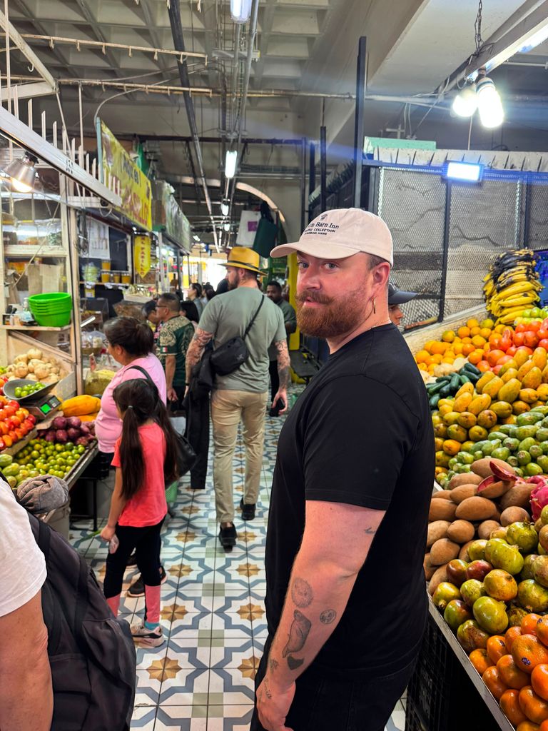 Sam Smith en un mercado de la Ciudad de México.