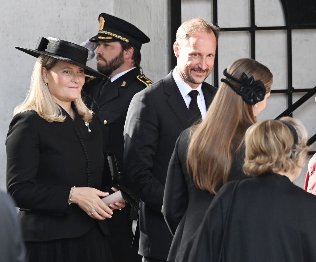 Los reyes Haakony Mette-Marit en el funeral de Astrid de Noruega