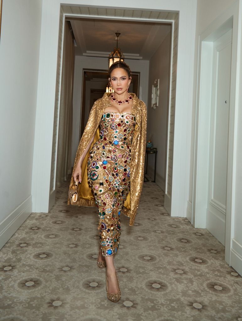 Jennifer López camino al desfile de alta costura.