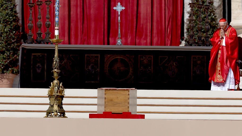 el cardenal decano Giovanni Battista Re