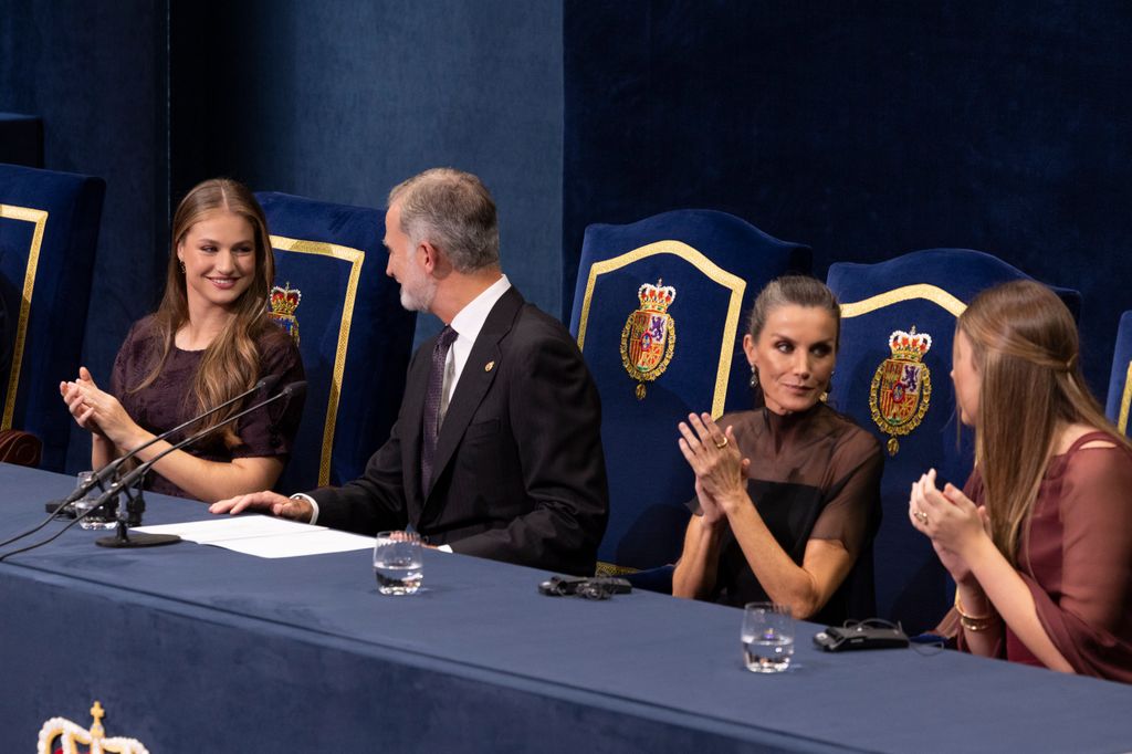 La princesa Leonor con sus padres y su hermana en la entrega de los Premios Princesa de Asturias 2025
