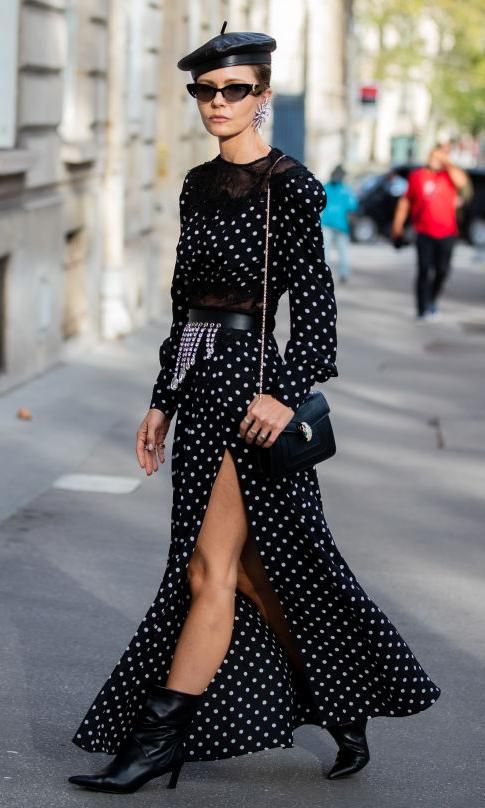 street style de invitada con look de boina negra y vestido de lunares