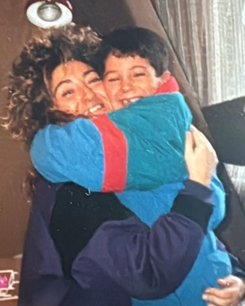 La foto que compartió cuando era pequeño con su madre