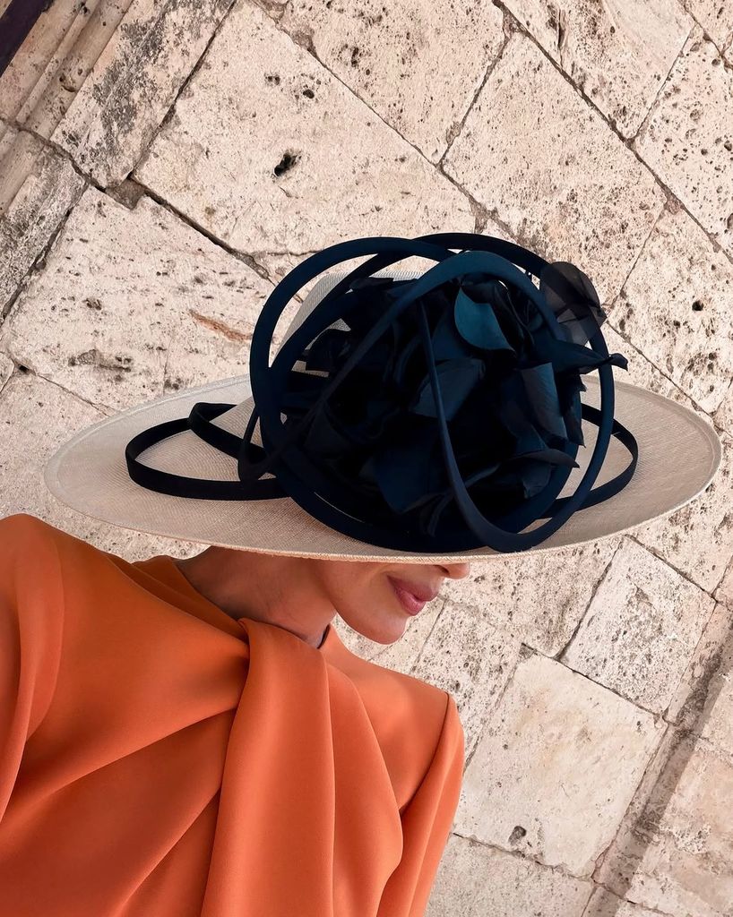 Nieves Álvarez, la invitada más elegante con vestido naranja y una pamela XL en una boda de final de verano