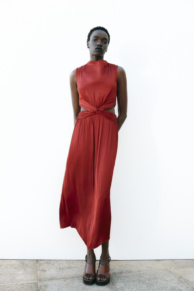 Vestido de invitada de Zara rojo con 'cut-outs'