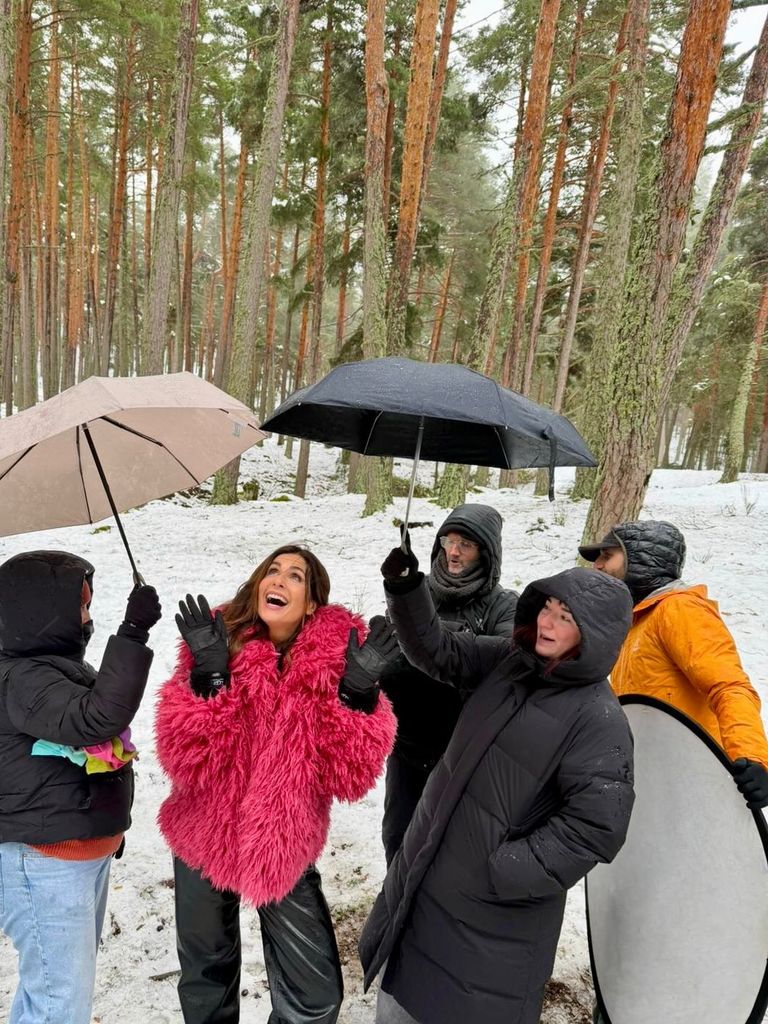 Nuria Roca con abrigo rosa 'Barbie' de efecto pelo, en la nieve.