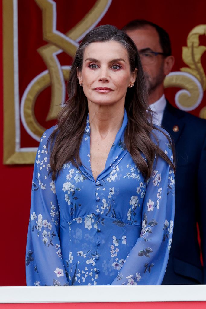 La reina Letizia con vestido azul en el Día de las Fuerzas Armadas 2026 en Vigo.