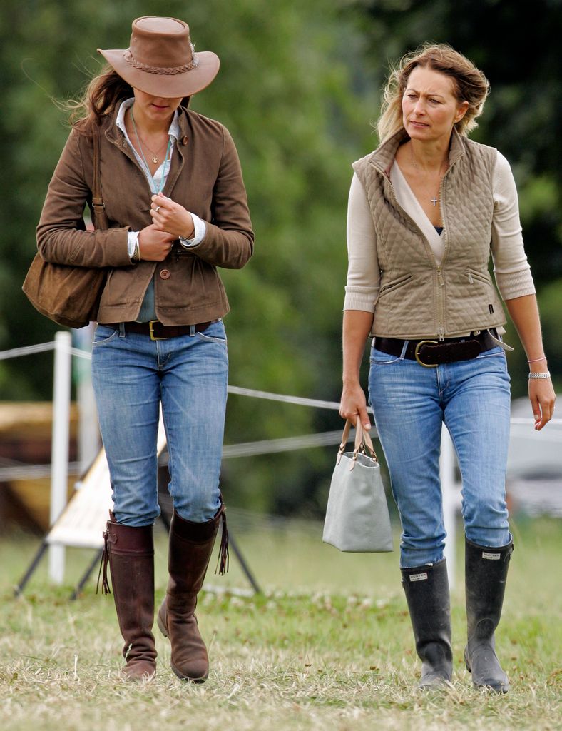 Kate Middleton, princesa de Gales, con su madre Carole en Gatcombe Park, 2005.