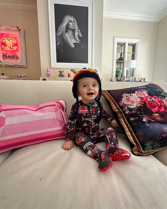 Phoenix lleva divertidos bodies que seguro ha elegido su famosa mamá
