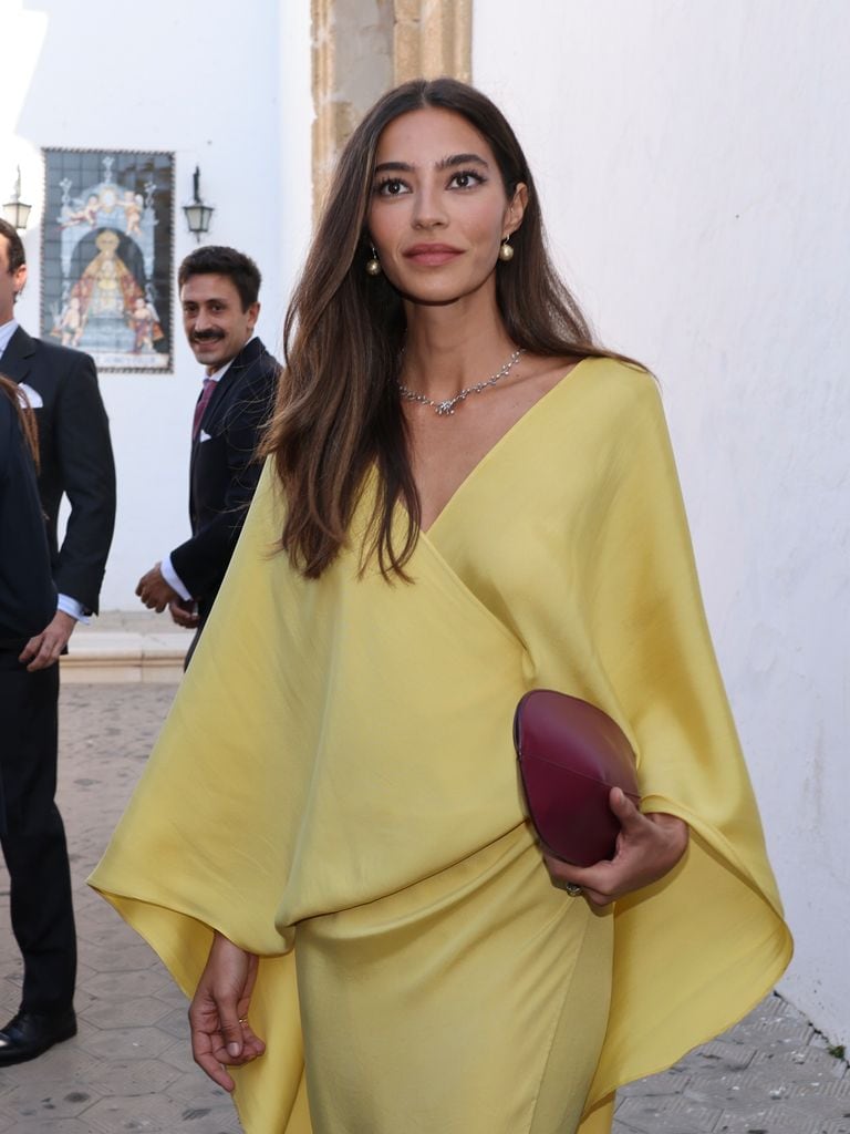 Rocío Crusset en la boda de su hermano Alberto Herrera con Blanca Llandres en Sanlúcar de Barrameda, 2025. 