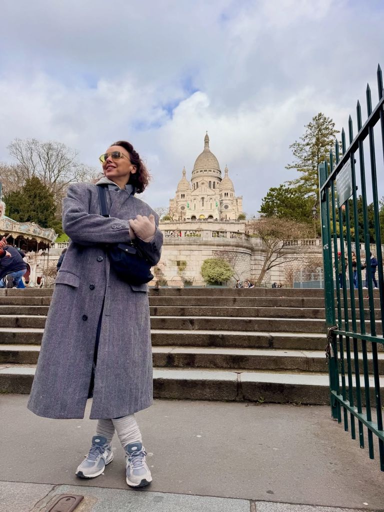 Chenoa con amigas de viaje en París