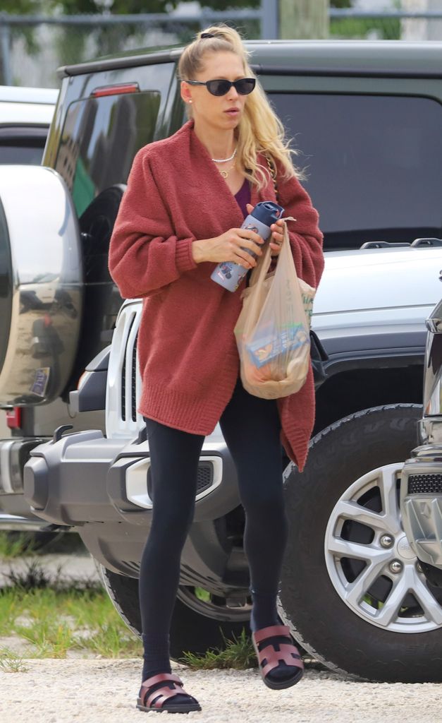 Anna Kournikova llevó unos leggins negros y un cárdigan oversize que camuflaron su pancita. 