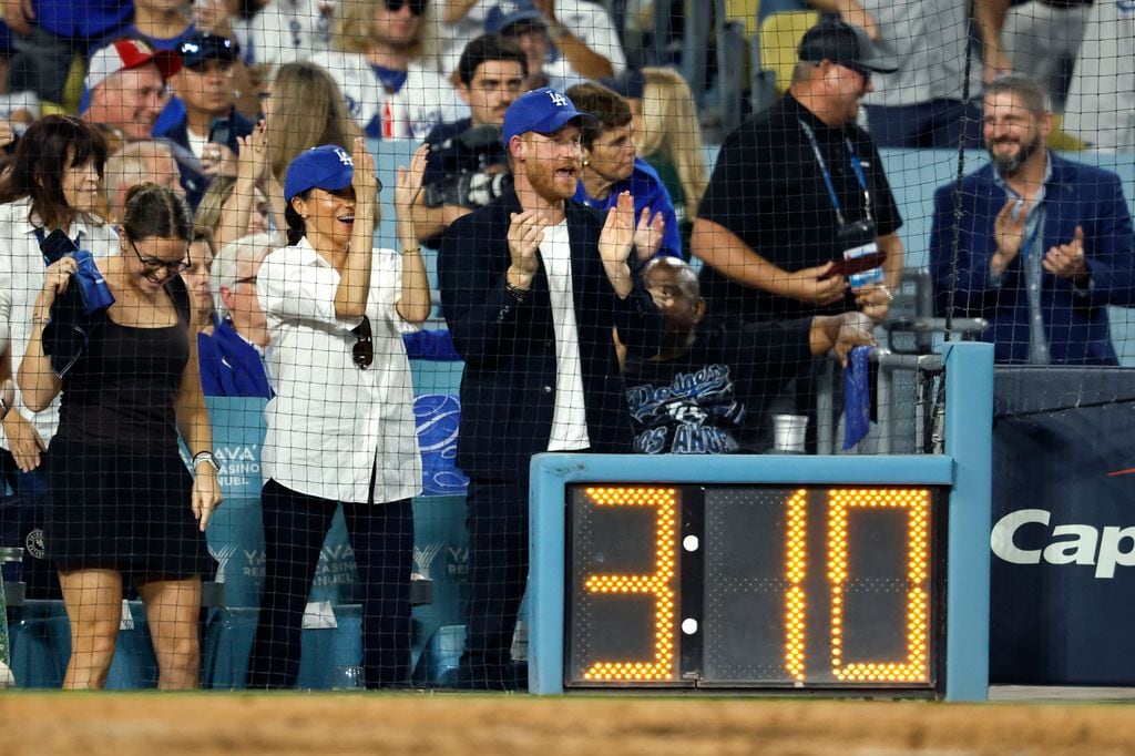 Los duques de Sussex aplauden una de las jugadas en el Dodger Stadium