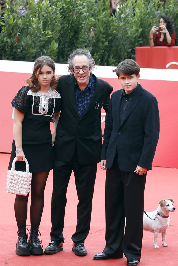 Tim Burton con sus hijos