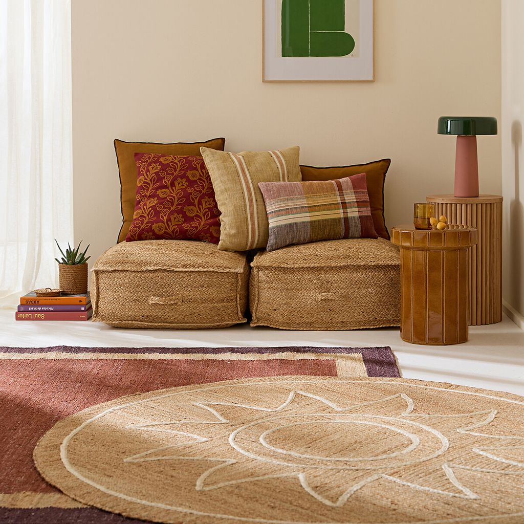 Cojines de suelo de fibra y cojines apoyados en la pared