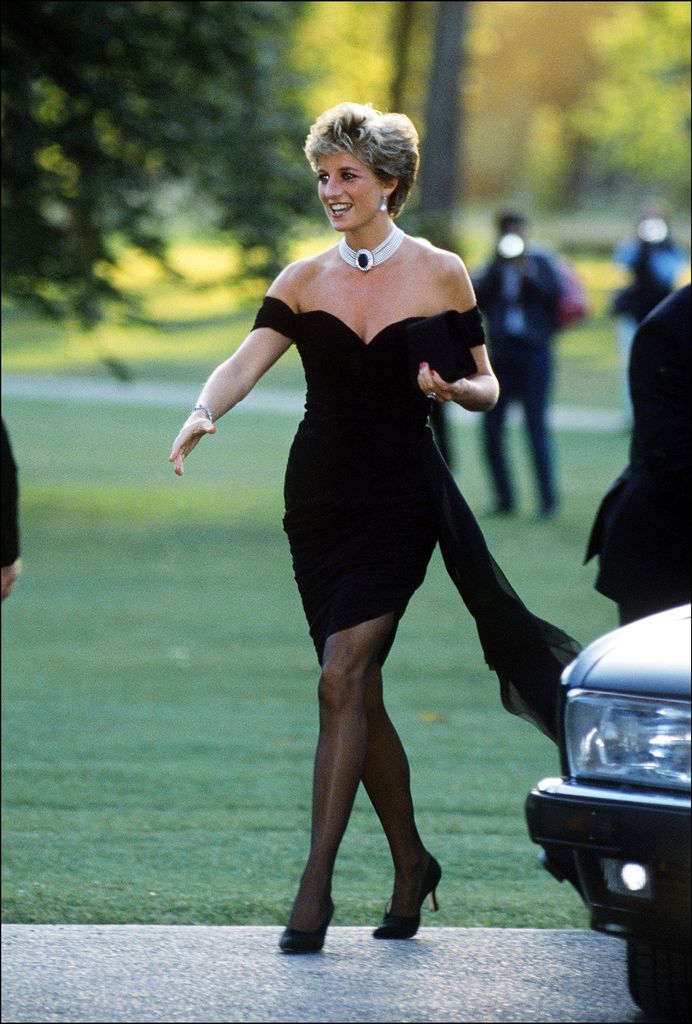La princesa Diana a su llegada a la Serpentine Gallery, en Londres, con su famoso 'vestido de la venganza' diseñado por Christina Stambolian, en junio de 1994.