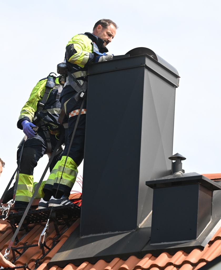 El príncipe Haakon en una chimenea