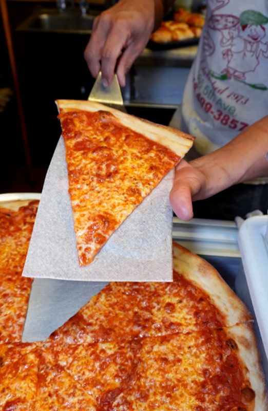 Pizza al estilo de Nueva York, con la base muy fina, la preferida del intérprete. 