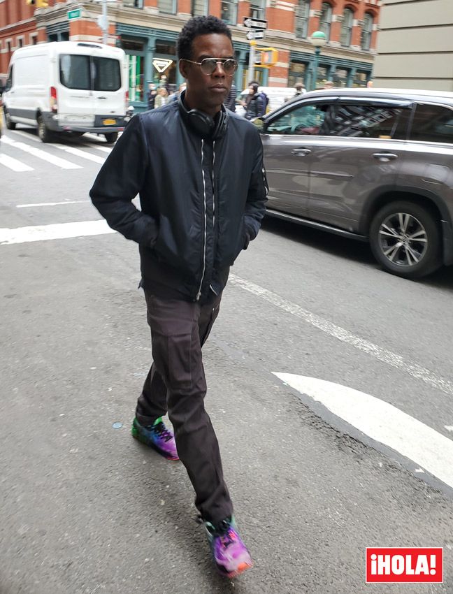 Chris Rock paseando tras el altercado con Will Smith