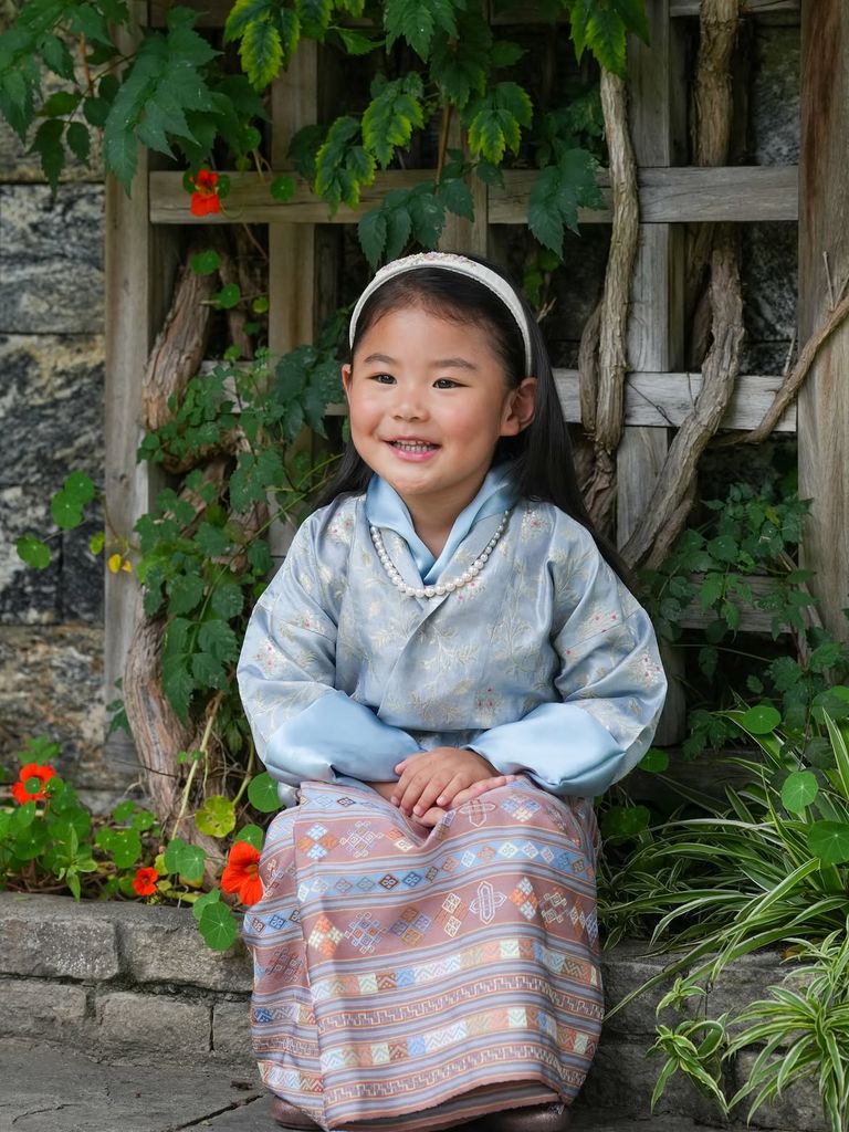 Con apenas tres años, la princesa Sonam ya sigue los pasos de sus padres participando activamente en las tradiciones ecológicas del país