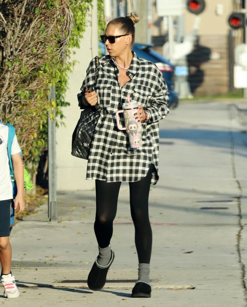  Anna Kournikova volvió a apostar por un cómodo atuendo informal.