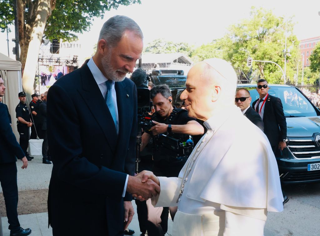 El rey Felipe saludando a León XIV a las puertas del Ayuntamiento de Madrid