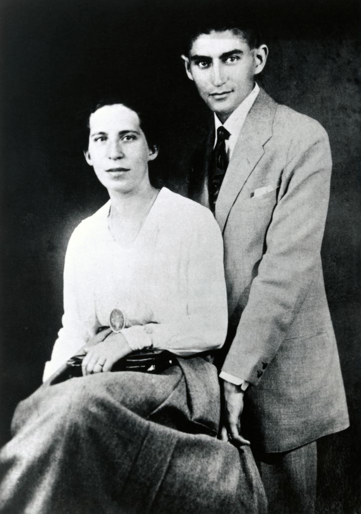 Franz Kafka posa junto a su prometida, Felice Bauer, con quien mantuvo una intensa relación epistolar durante años antes de que su compromiso terminara rompiéndose definitivamente