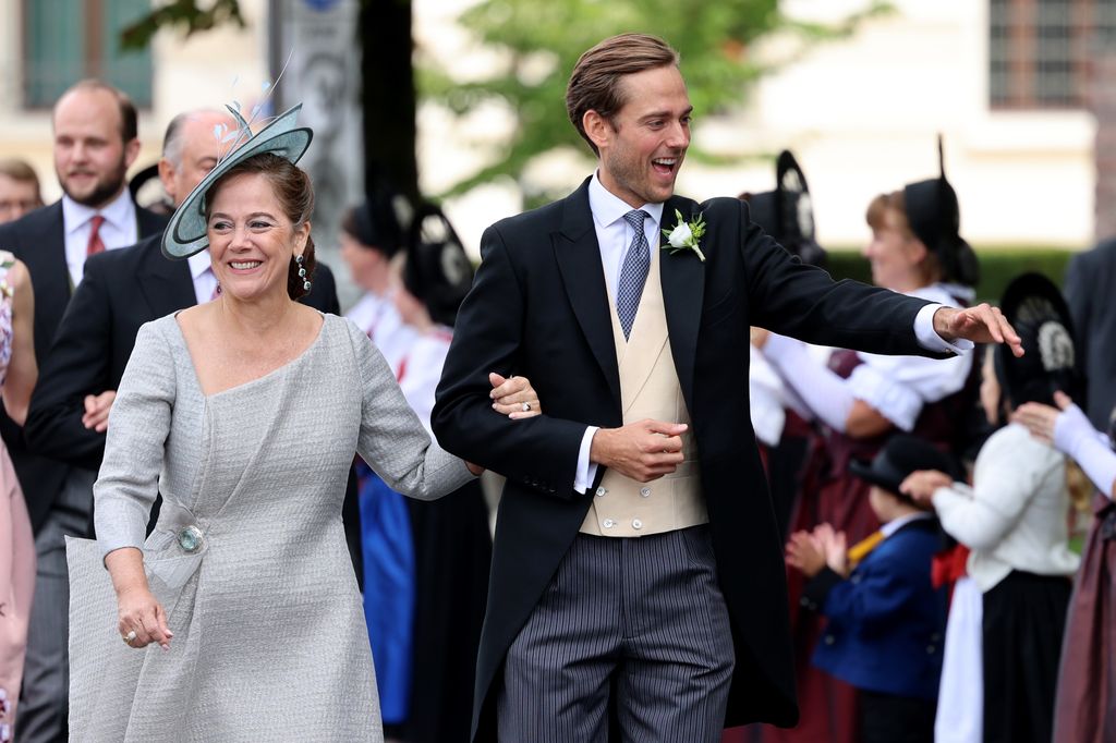 Leopoldo Maduro Vollmer, del brazo de su madre, en el día de su boda con la princesa María Carolina de Liechtenstein 